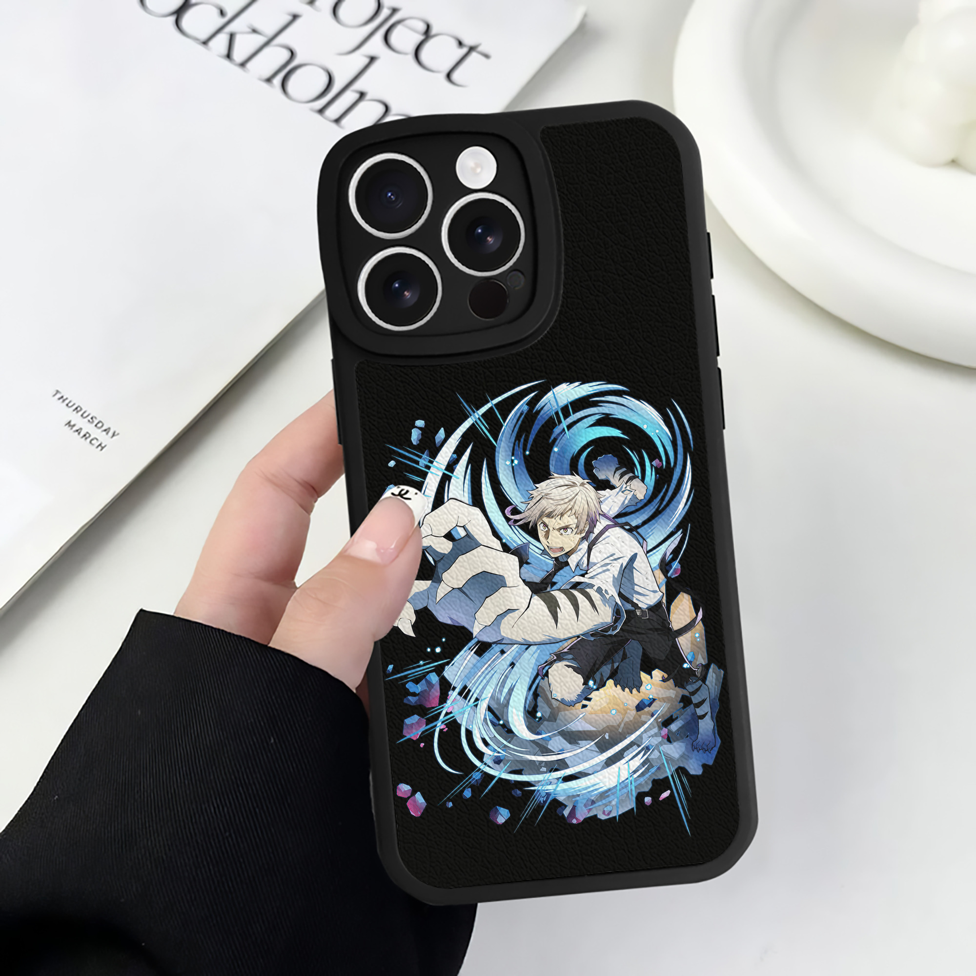 （画像用） 文豪ストレイドッグス Bungo Stray Dogs 【iPhone 16シリーズ対応】シリコンスマホケース（レザー調） 材質：シリコン